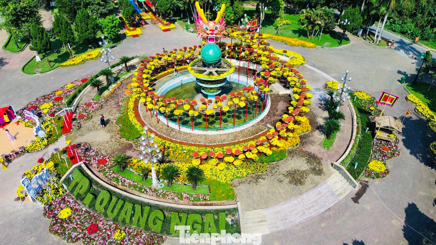 Theo ghi nhận của PV, phần đầu rồng uy dũng, mang phong cách văn hóa đặc trưng của Lý Sơn kết hợp với thân và đuôi rồng bằng dải hoa uốn lượn đã tạo nên không gian tuyệt đẹp tại đài phun nước trung tâm công viên Ba Tơ. Ảnh: Nguyễn Ngọc