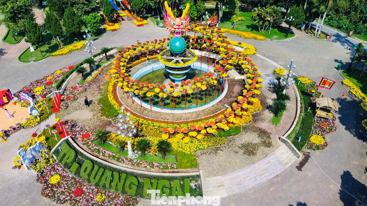 Theo ghi nhận của PV, phần đầu rồng uy dũng, mang phong cách văn hóa đặc trưng của Lý Sơn kết hợp với thân và đuôi rồng bằng dải hoa uốn lượn đã tạo nên không gian tuyệt đẹp tại đài phun nước trung tâm công viên Ba Tơ. Ảnh: Nguyễn Ngọc