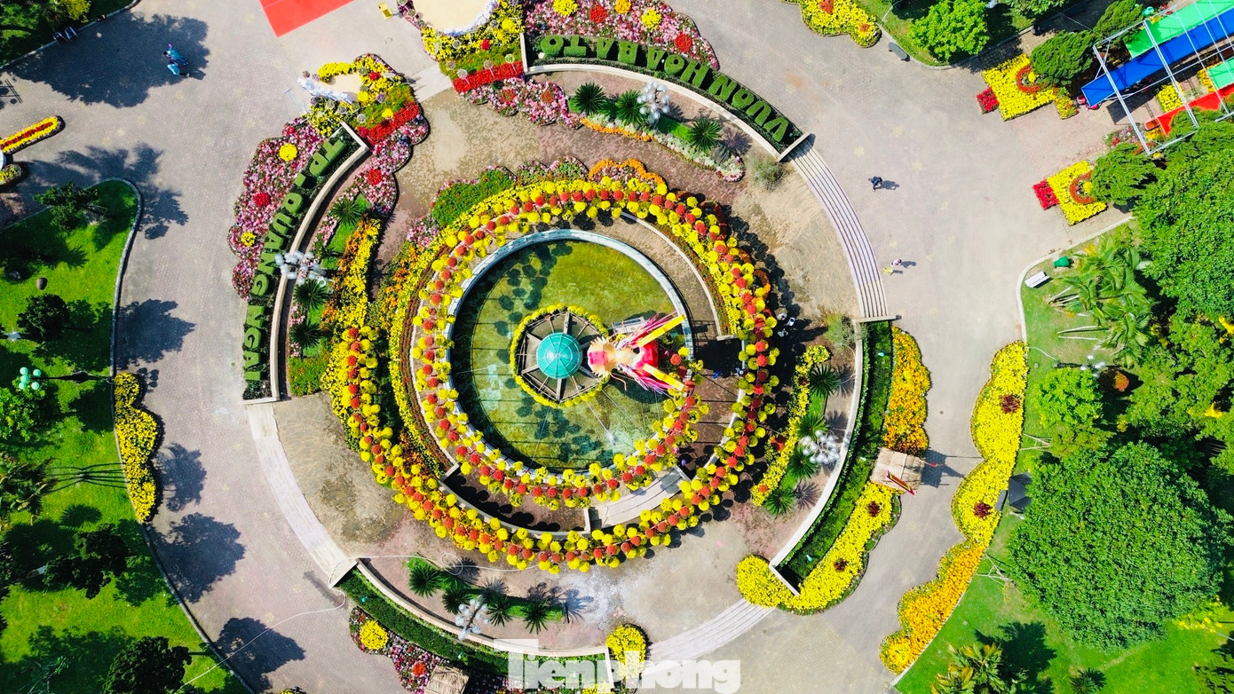 Được biết, linh vật rồng này là một trong những tiểu cảnh chính, quan trọng nhất tại công viên Ba Tơ, được thiết kế, trang trí một cách tỉ mỉ để làm điểm nhấn du xuân cho người dân TP Quảng Ngãi trong dịp Tết Nguyên đán Giáp Thìn 2024. Ảnh: Nguyễn Ngọc