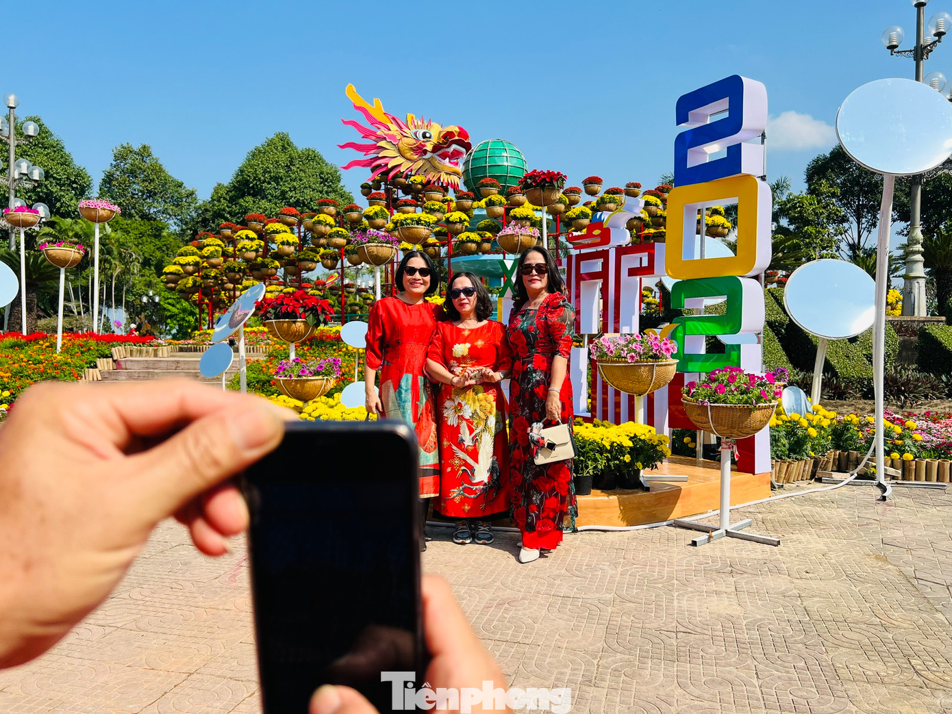 Nhiều du khách thích thú chụp hình bên linh vật rồng “chúa” ở Quảng Ngãi. Ảnh: Nguyễn Ngọc