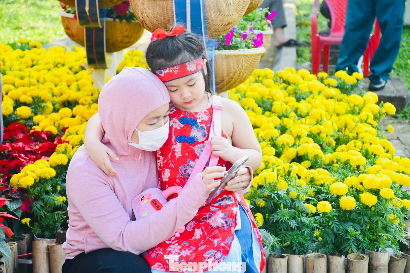 Rất đông du khách đến tham quan và chụp hình, trong đó có nhiều em nhỏ. Ảnh: Nguyễn Ngọc