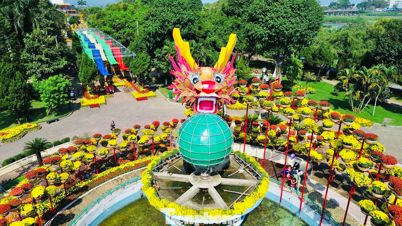 Với trên 35 năm kinh nghiệm trong tạo hình linh vật rồng, bàn tay khéo léo, tài hoa của nghệ nhân Hên đã làm nên chiếc đầu rồng uy nghiêm, dũng mãnh với những đường nét tinh xảo... Ảnh: Nguyễn Ngọc