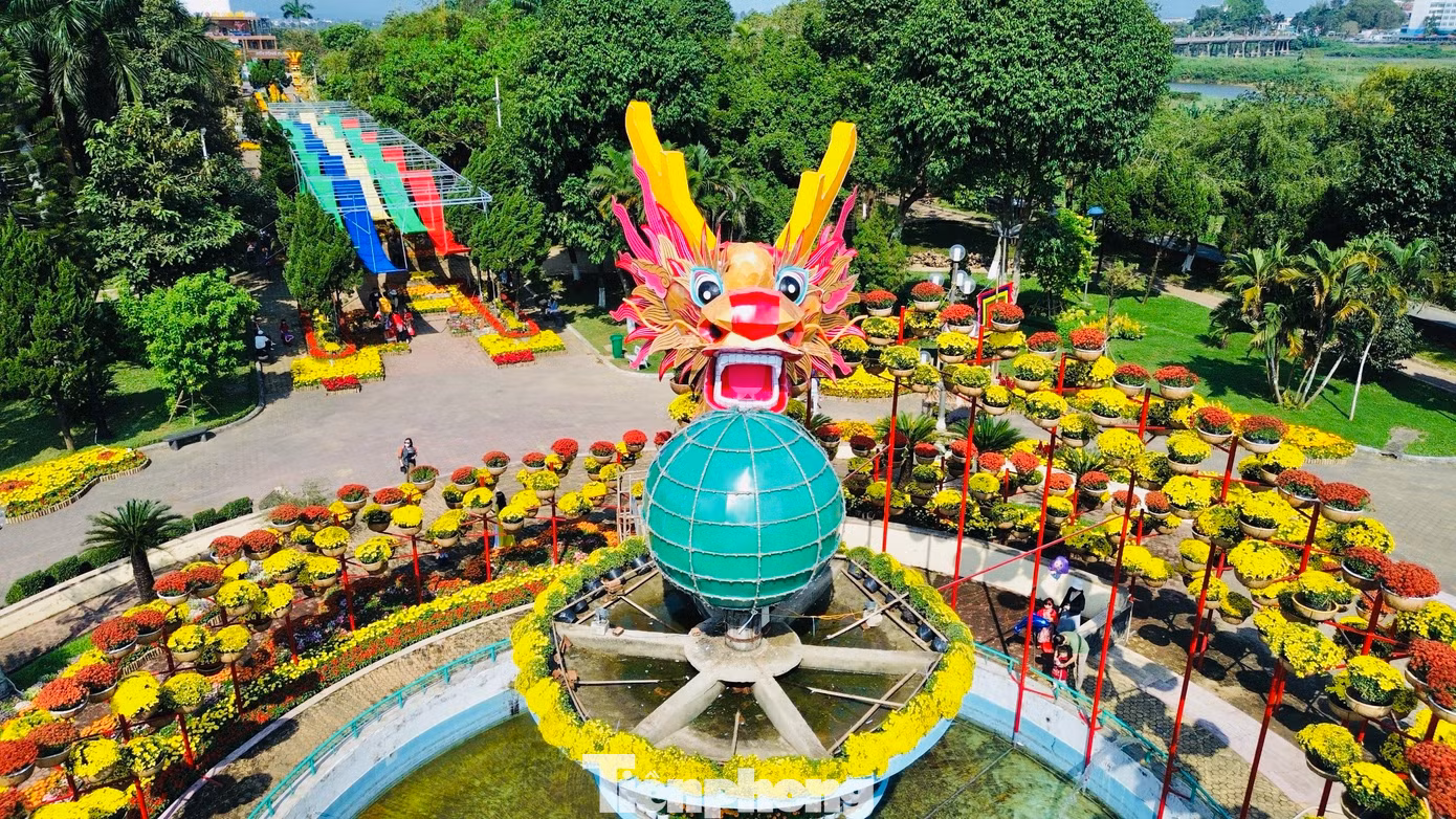 Với trên 35 năm kinh nghiệm trong tạo hình linh vật rồng, bàn tay khéo léo, tài hoa của nghệ nhân Hên đã làm nên chiếc đầu rồng uy nghiêm, dũng mãnh với những đường nét tinh xảo... Ảnh: Nguyễn Ngọc