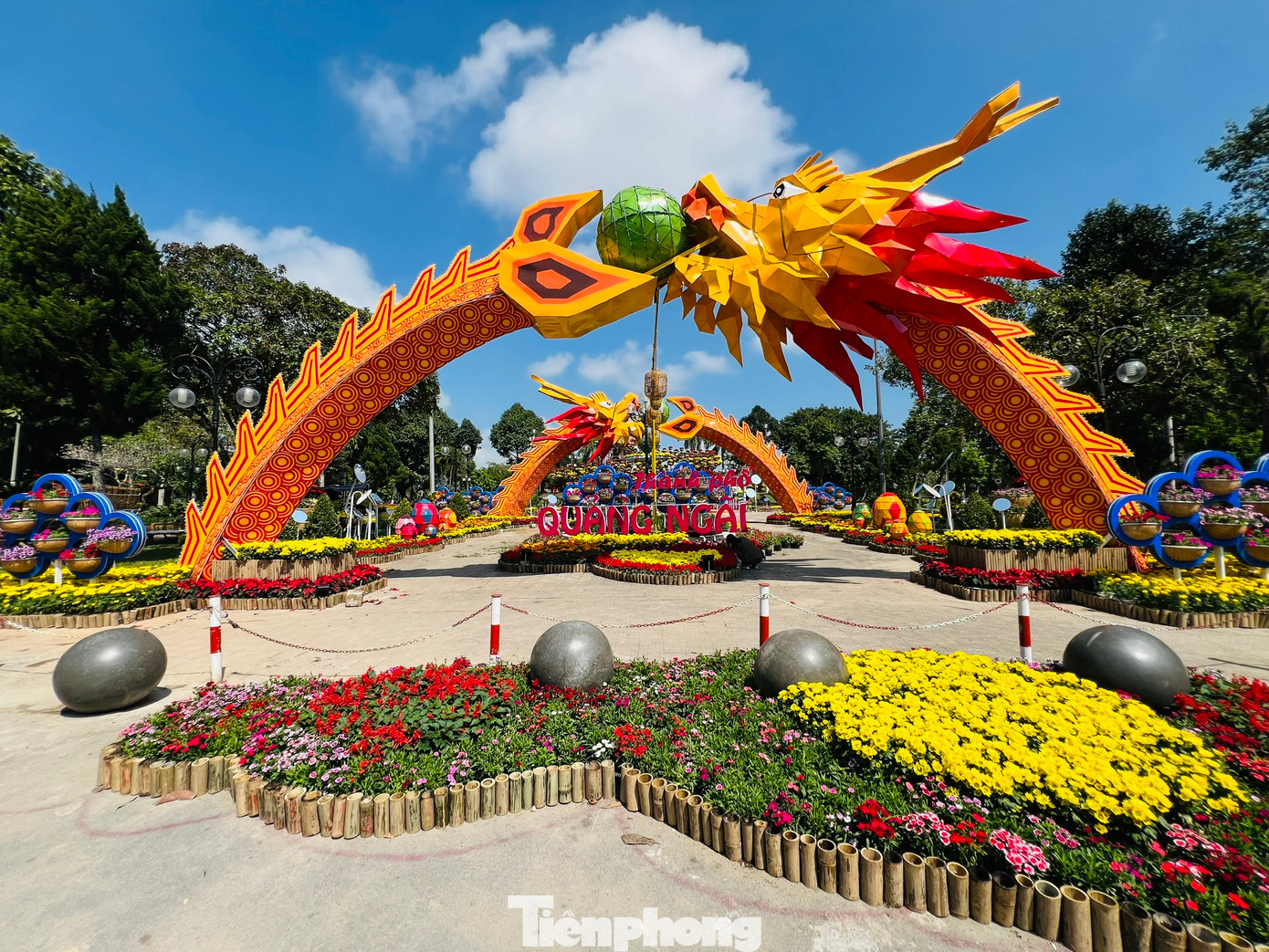 Khác với những lời chê bai 3 linh vật rồng được thi công trước đó không giống rồng, xấu. Ảnh: Nguyễn Ngọc