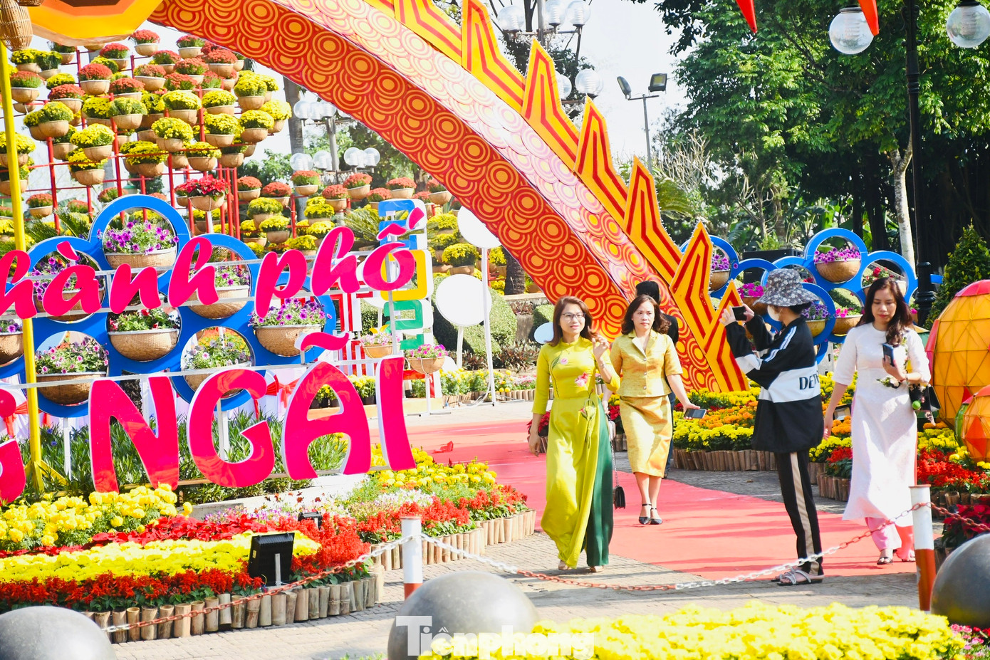 Rất đông du khách đến tham quan và chụp hình, trong đó có nhiều em nhỏ. Ảnh: Nguyễn Ngọc