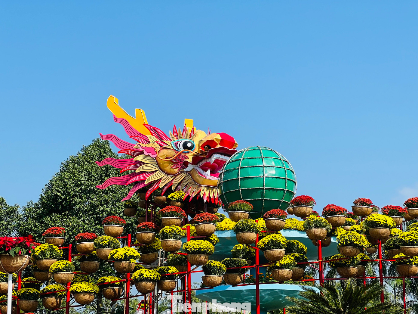 Linh vật rồng thứ 4 xuất hiện mang phong thái uy nghiêm, dũng mãnh được đặt ngay trung tâm công viên Ba Tơ (TP. Quảng Ngãi) nhận được cơn mưa lời khen từ người dân. Ảnh: Nguyễn Ngọc