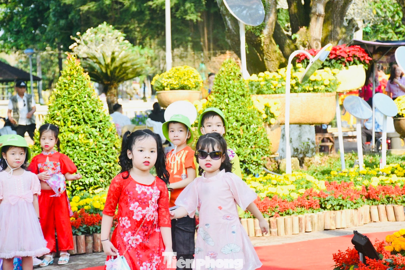 Rất đông du khách đến tham quan và chụp hình, trong đó có nhiều em nhỏ. Ảnh: Nguyễn Ngọc