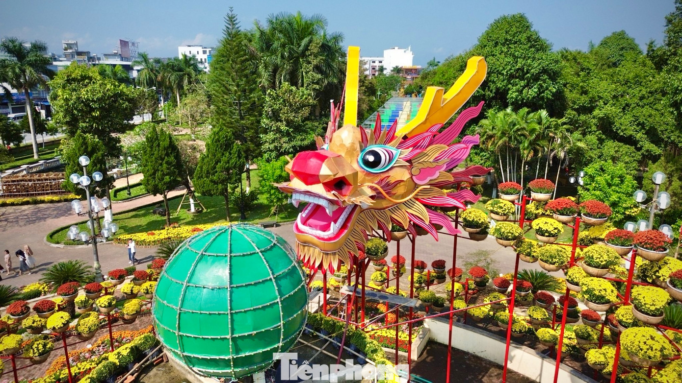 Được biết, linh vật rồng này do nghệ nhân Bùi Thanh Hên (huyện đảo Lý Sơn, tỉnh Quảng Ngãi) đã vượt sóng vào thiết kế. “Tôi cùng hai con tranh thủ làm để kịp tiến độ thi công và đưa lên tượng đài của công viên”, nghệ nhân Hên nói. Ảnh: Nguyễn Ngọc