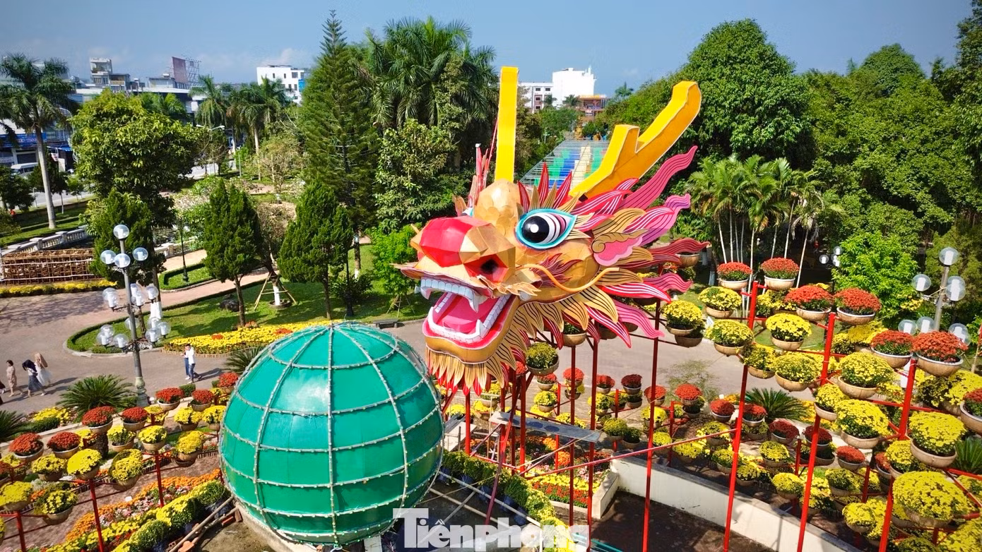 Được biết, linh vật rồng này do nghệ nhân Bùi Thanh Hên (huyện đảo Lý Sơn, tỉnh Quảng Ngãi) đã vượt sóng vào thiết kế. “Tôi cùng hai con tranh thủ làm để kịp tiến độ thi công và đưa lên tượng đài của công viên”, nghệ nhân Hên nói. Ảnh: Nguyễn Ngọc