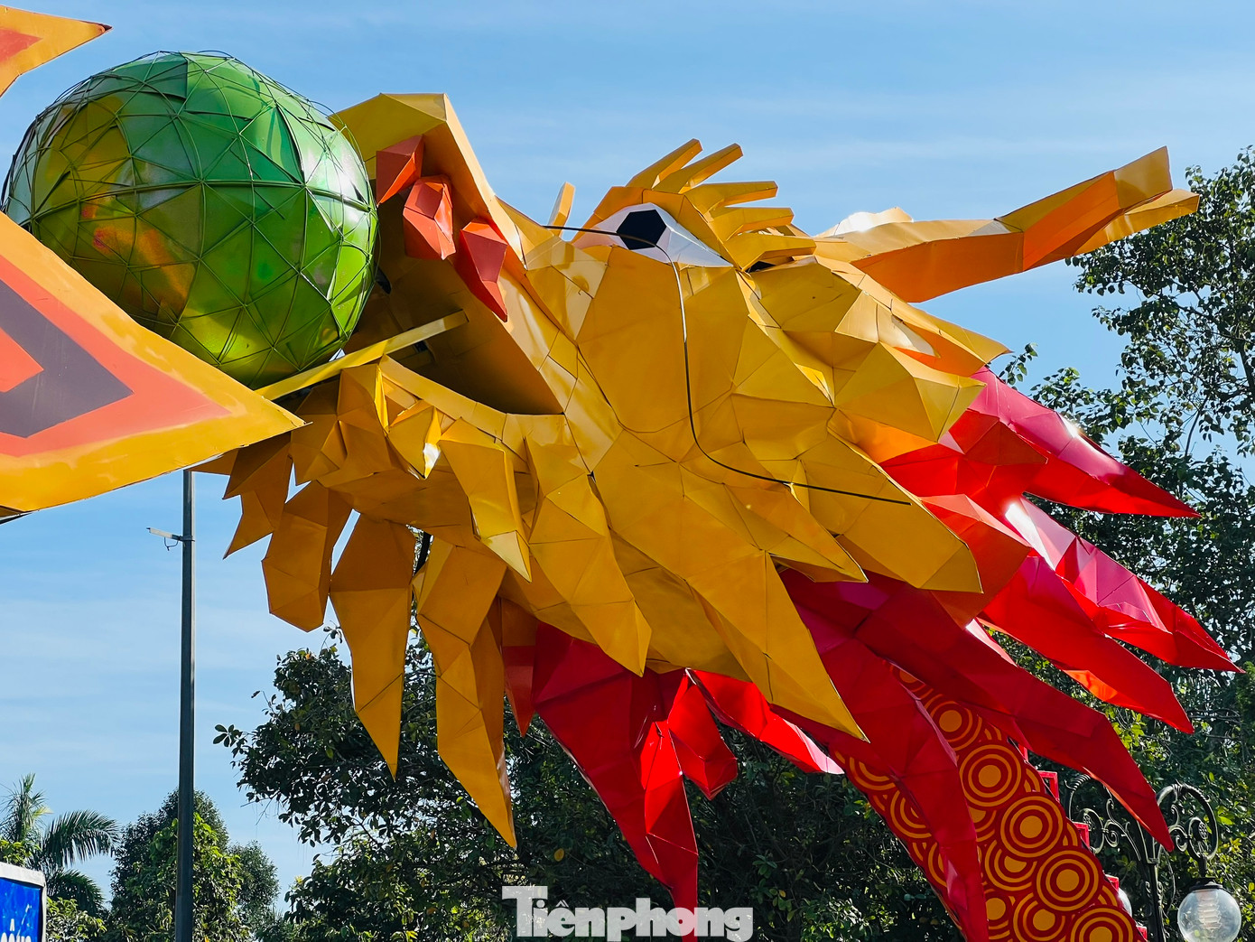 Khác với những lời chê bai 3 linh vật rồng được thi công trước đó không giống rồng, xấu. Ảnh: Nguyễn Ngọc