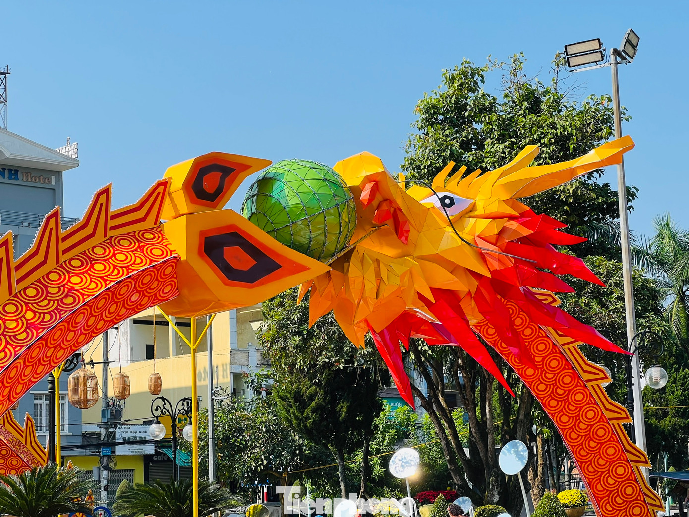 Khác với những lời chê bai 3 linh vật rồng được thi công trước đó không giống rồng, xấu. Ảnh: Nguyễn Ngọc