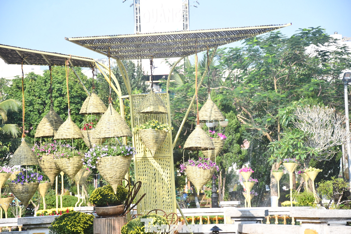 Trong khuôn viên có nhiều tiểu cảnh sáng tạo. Ảnh: Nguyễn Ngọc