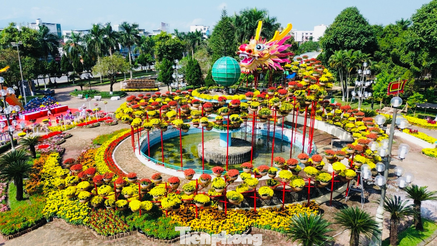 Theo ghi nhận của PV, phần đầu rồng uy dũng, mang phong cách văn hóa đặc trưng của Lý Sơn kết hợp với thân và đuôi rồng bằng dải hoa uốn lượn đã tạo nên không gian tuyệt đẹp tại đài phun nước trung tâm công viên Ba Tơ. Ảnh: Nguyễn Ngọc