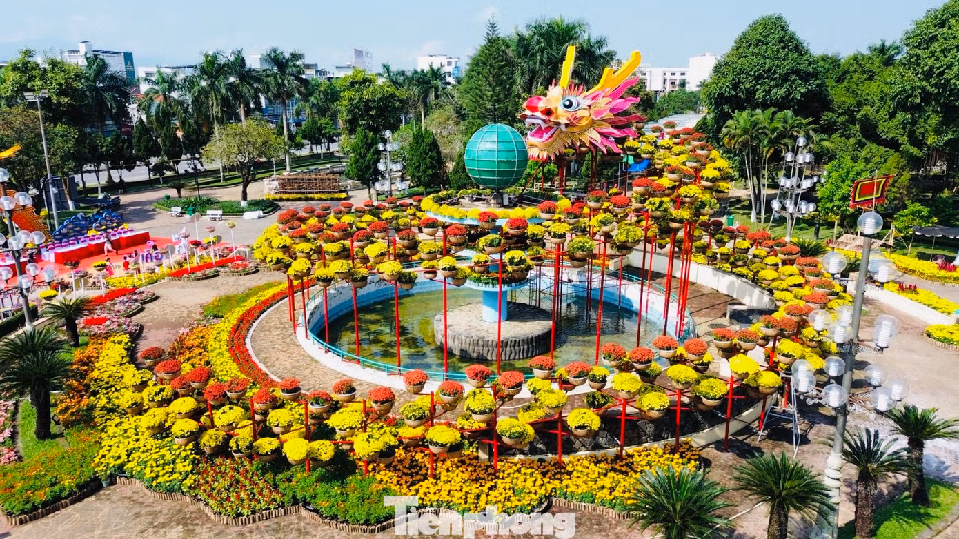 Theo ghi nhận của PV, phần đầu rồng uy dũng, mang phong cách văn hóa đặc trưng của Lý Sơn kết hợp với thân và đuôi rồng bằng dải hoa uốn lượn đã tạo nên không gian tuyệt đẹp tại đài phun nước trung tâm công viên Ba Tơ. Ảnh: Nguyễn Ngọc