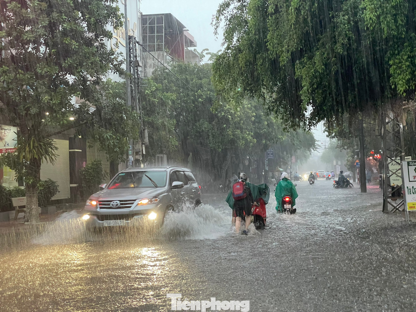 Tối 29/8 trao đổi với PV, ông Nhâm Xuân Sỹ - Giám đốc Đài Khí tượng Thủy văn tỉnh Quảng Ngãi cho biết, do ảnh hưởng của rãnh áp thấp với hoàn lưu vùng áp thấp khiến khu vực tỉnh Quảng Ngãi xảy ra lượng mưa lớn trên diện rộng. Riêng tại TP Quảng Ngãi ghi nhận lượng mưa cao nhất với 128,8mm. Ảnh: Nguyễn Ngọc