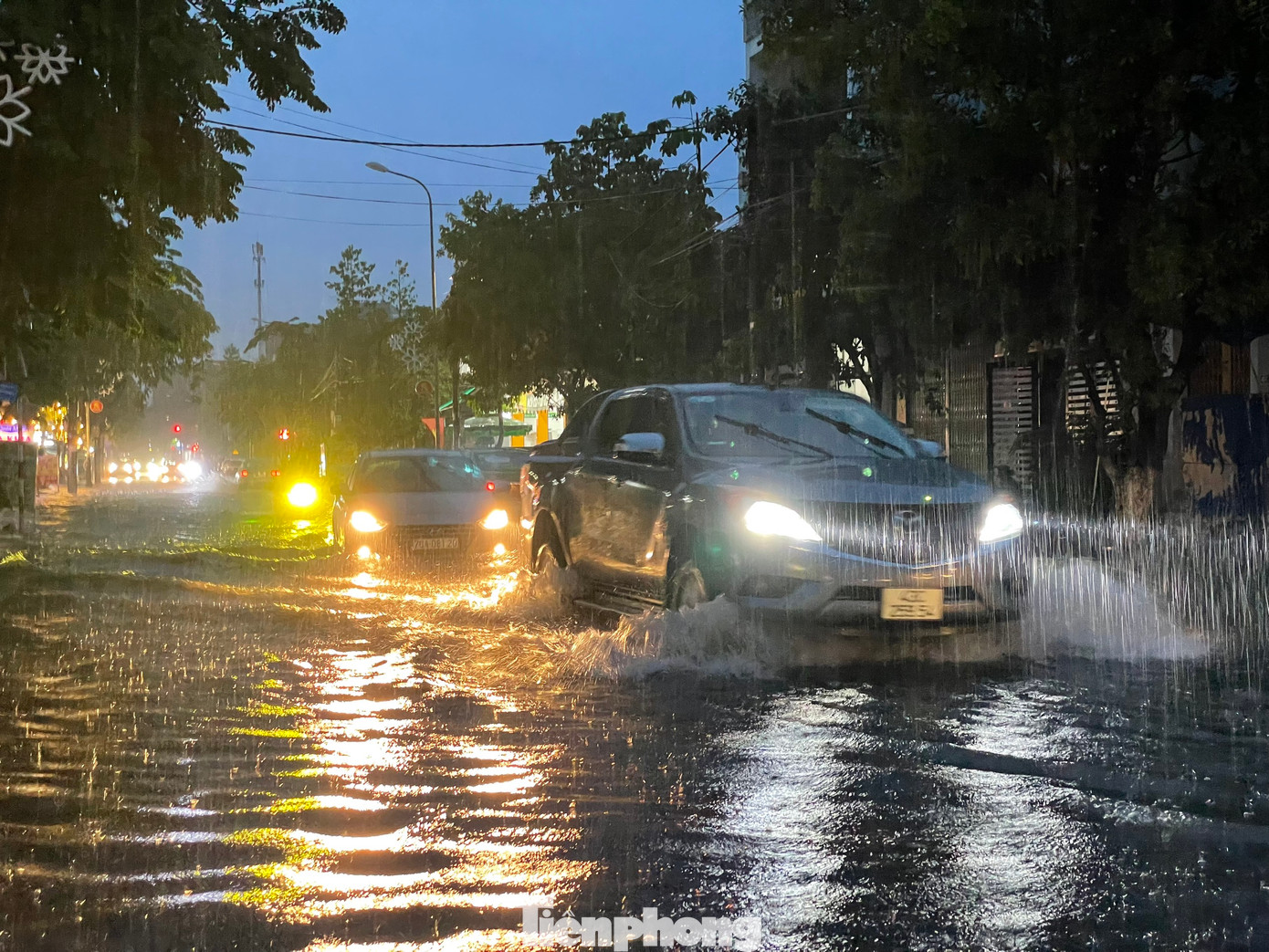 “Dự báo mưa dông còn xảy ra trong vài ngày tới nên sẽ ảnh hưởng đến mùa màng, đời sống người dân. Ngoài ra, người dân cần đề phòng lốc, sét và gió mạnh, lũ quét ở khu vực miền núi, ngập úng ở khu vực vùng trũng”, ông Sỹ nói thêm. Ảnh: Nguyễn Ngọc