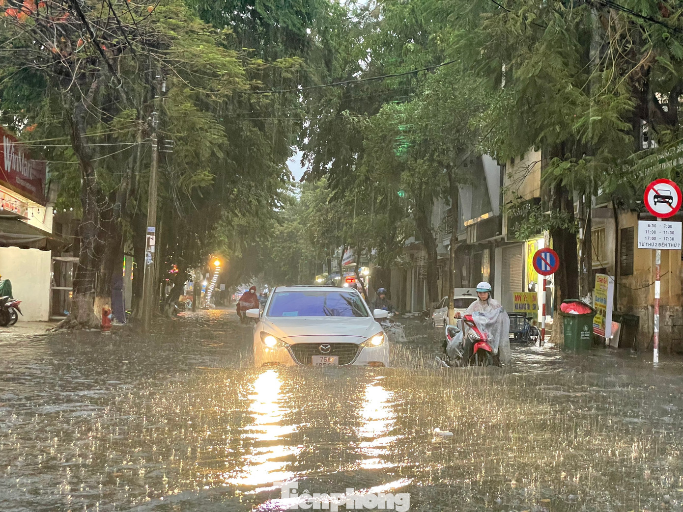 Theo ghi nhận của PV, các tuyến đường ở trung tâm TP Quảng Ngãi như Phan Bội Châu, Trần Hưng Đạo, Hùng Vương, Phan Đình Phùng, Phan Chu Trinh, Nguyễn Nghiêm... bị ngập nặng nhất trong cơn mưa kéo dài từ chiều đến tối nay. Ảnh: Nguyễn Ngọc