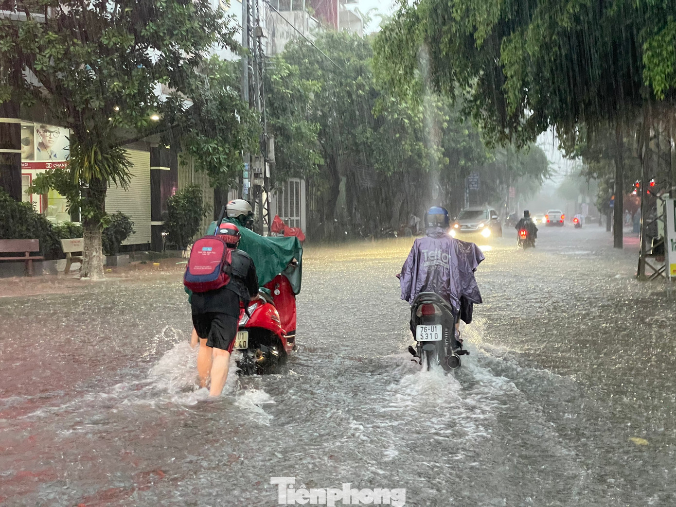 Nhiều phương tiện bị chết máy giữa đường. Ảnh: Nguyễn Ngọc