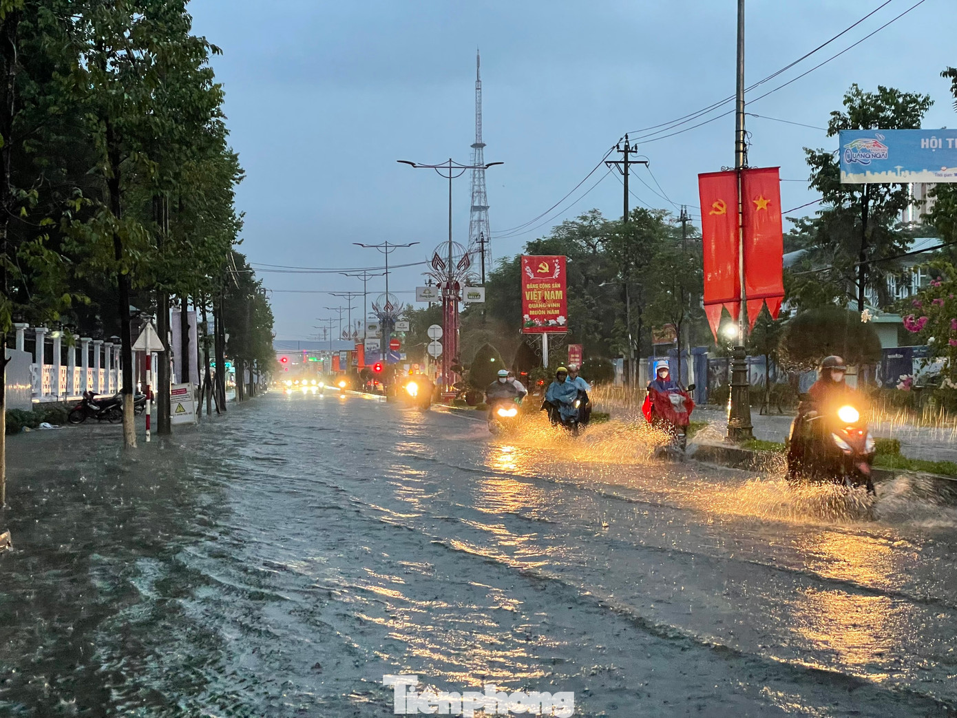 Tại đường Hùng Vương nhiều đoạn nước ngập sâu tới đầu gối khiến người tham gia giao thông gặp nhiều khó khăn. Ảnh: Nguyễn Ngọc