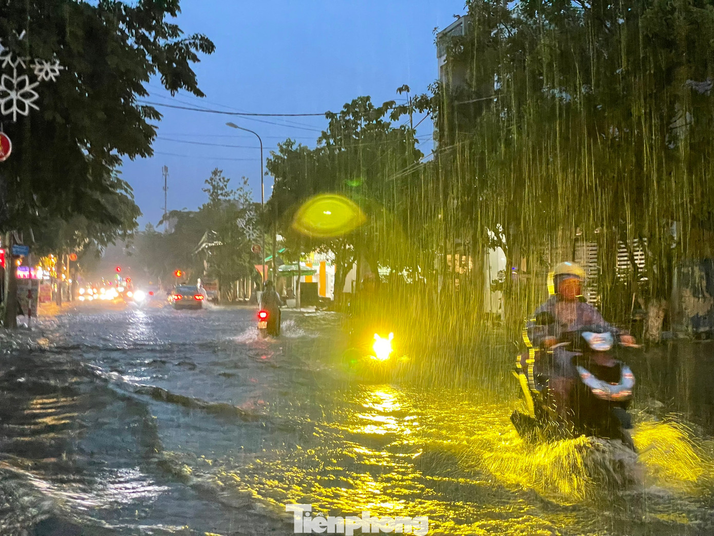 Tại tuyến đường Phan Bội Châu giao nhau với Trần Hưng Đạo cũng mênh mông nước. Ảnh: Nguyễn Ngọc