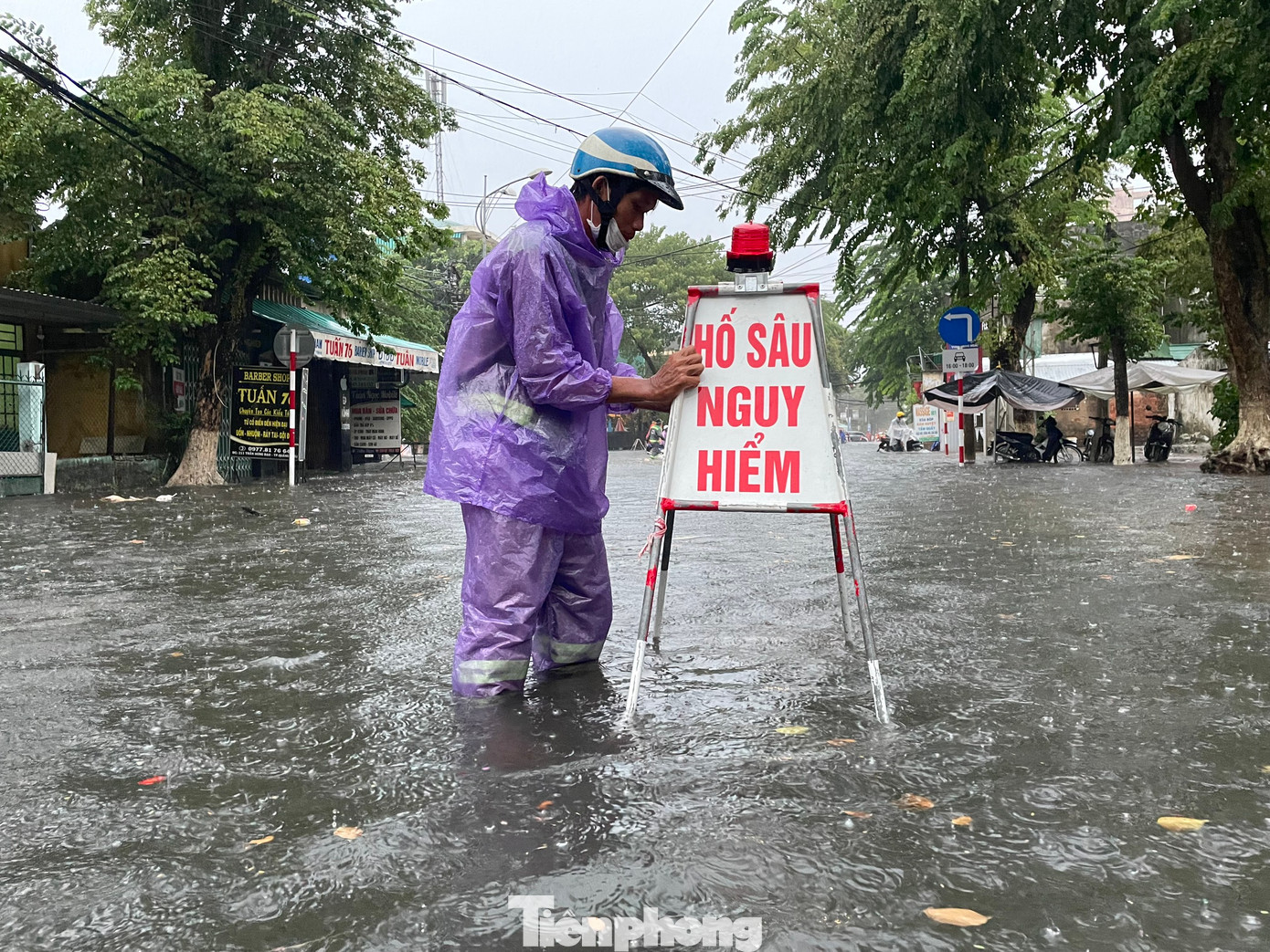 Nhiều đoạn, người điều khiển xe máy không thể đi được, buộc phải quay đầu vì nước ngập sâu. Ảnh: Nguyễn Ngọc