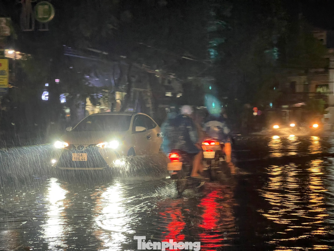 Đến hơn 21h hôm nay, mưa lớn vẫn tiếp tục trút xuống khiến nhiều tuyến đường tại Quảng Ngãi vẫn còn ngập cục bộ. Ảnh: Nguyễn Ngọc