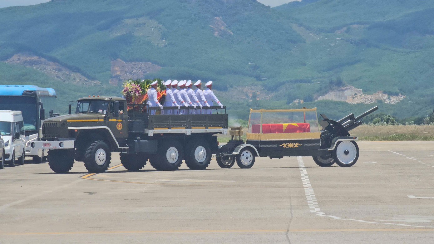 Hiện linh cữu đã lên linh xa di chuyển về nơi an táng ở xã Phổ Khánh (cách sân bay Chu Lai khoảng 100km). Hiện linh cữu đã lên linh xa di chuyển về nơi an táng ở xã Phổ Khánh (cách sân bay Chu Lai khoảng 100km).