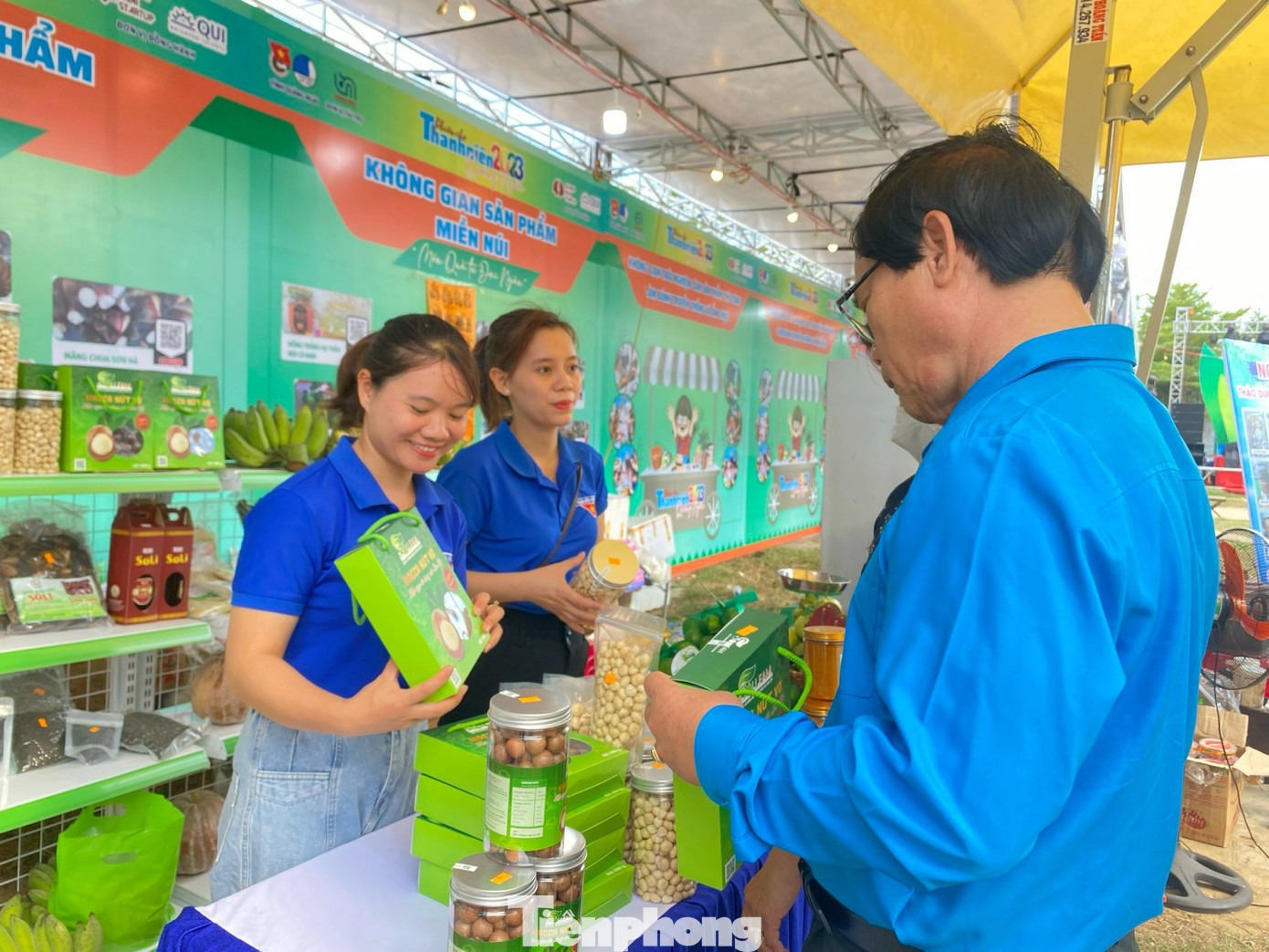Các sản phẩm của HTX Nông nghiệp và dịch vụ Sơn Liên được bày bán tại phiên chợ thanh niên.
