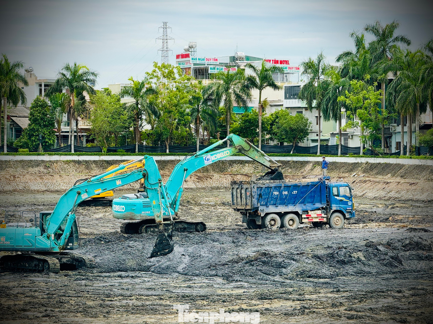 Quá trình nạo vét, cải tạo hồ kéo dài khoảng 19 tháng. Quá trình nạo vét, cải tạo hồ kéo dài khoảng 19 tháng.