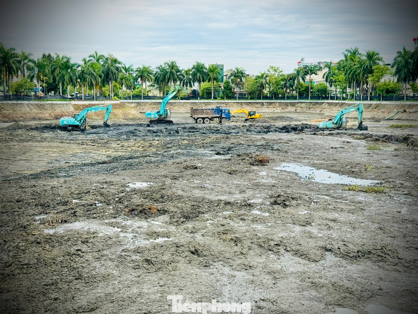 Quá trình nạo vét, cải tạo hồ kéo dài khoảng 19 tháng. Quá trình nạo vét, cải tạo hồ kéo dài khoảng 19 tháng.