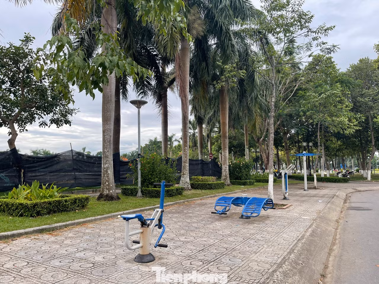 Để đảm bảo quá trình thi công nạo vét không gây ảnh hưởng đến người dân, khu vực thi công được vây kín bằng lưới.