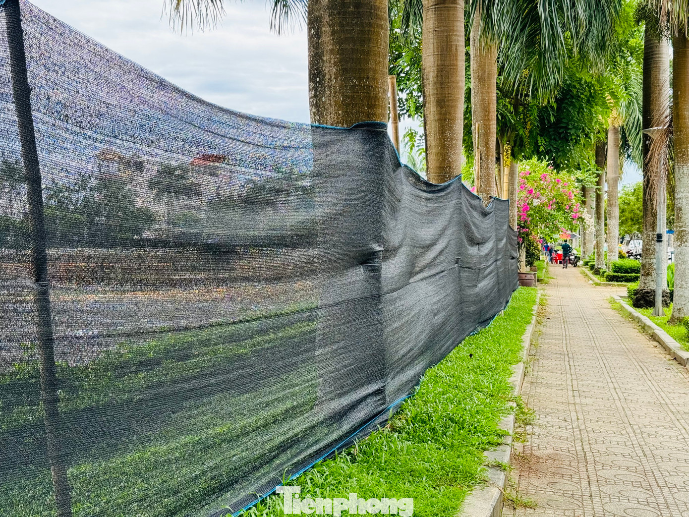 Để đảm bảo quá trình thi công nạo vét không gây ảnh hưởng đến người dân, khu vực thi công được vây kín bằng lưới. Để đảm bảo quá trình thi công nạo vét không gây ảnh hưởng đến người dân, khu vực thi công được vây kín bằng lưới.