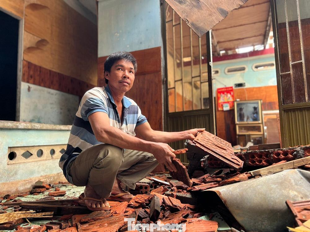 Cơn bão Noru đã lấy đi căn nhà của 2 vợ chồng ông Hà sau bao năm tích góp. Cơn bão Noru đã lấy đi căn nhà của 2 vợ chồng ông Hà sau bao năm tích góp.