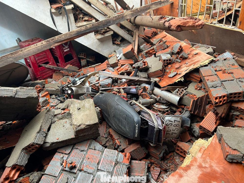 Chiếc xe máy bị bức tường sụp đổ đè hư hỏng. Chiếc xe máy bị bức tường sụp đổ đè hư hỏng.