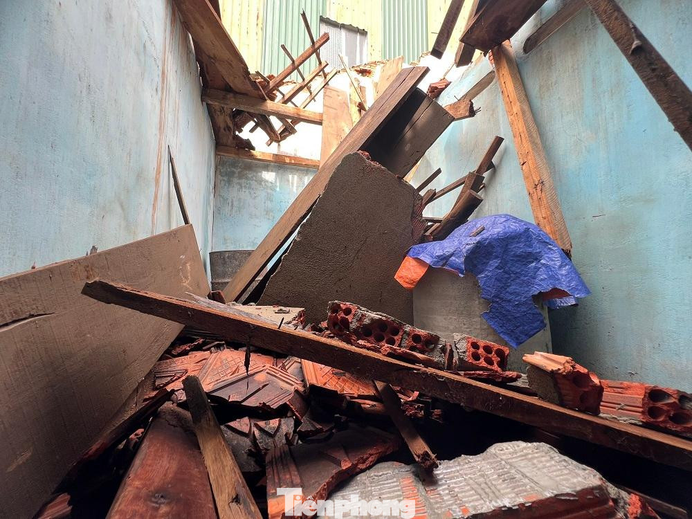 Gạch đá ngổn ngang, hoang tàn. Gạch đá ngổn ngang, hoang tàn.