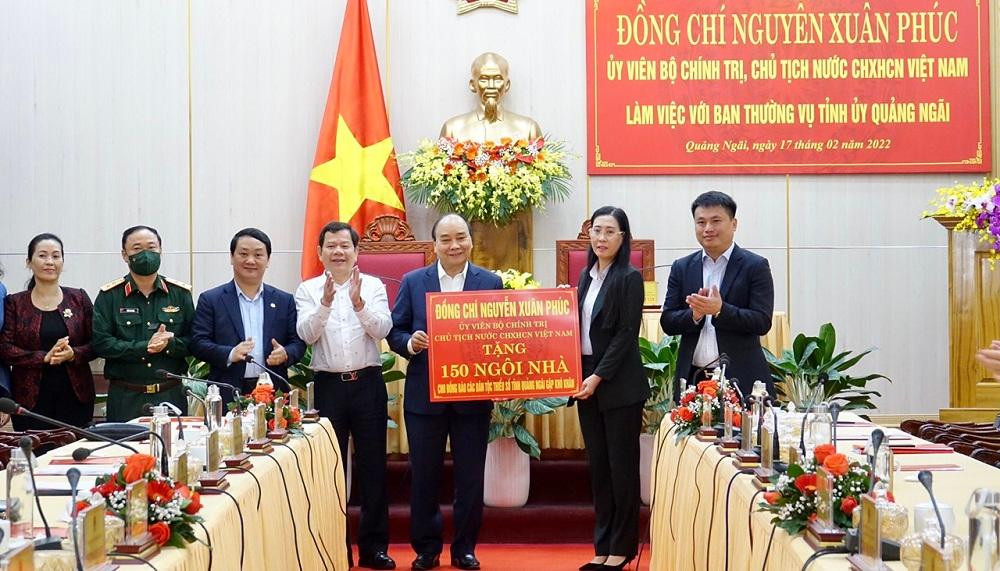 Chủ tịch nước Nguyễn Xuân Phúc tặng 150 ngôi nhà cho đồng bào dân tộc thiểu số ở Quảng Ngãi. Chủ tịch nước Nguyễn Xuân Phúc tặng 150 ngôi nhà cho đồng bào dân tộc thiểu số ở Quảng Ngãi.