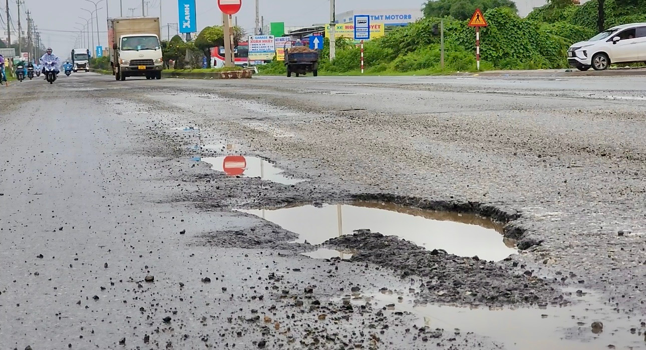 Ổ gà được vá hôm trước thì hôm sau lại bị bong tróc.