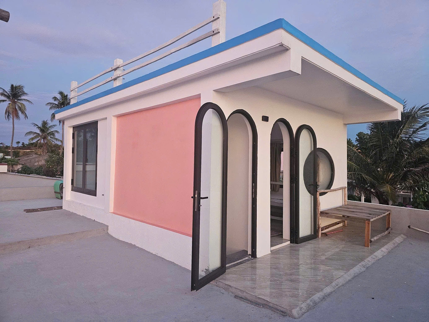 Ngày càng nhiều homstay trên đảo Bé được đầu tư, nâng cấp để đáp ứng nhu cầu khách du lịch. Ảnh: Đặng Văn Sâm