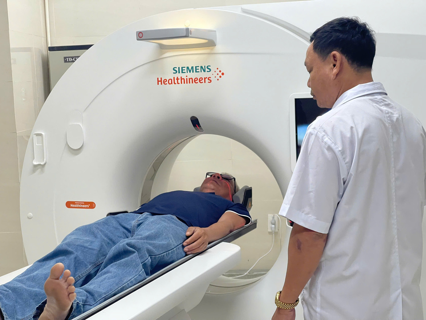 Lần đầu tiên trên huyện đảo Lý Sơn có máy CT 32 lát cắt.