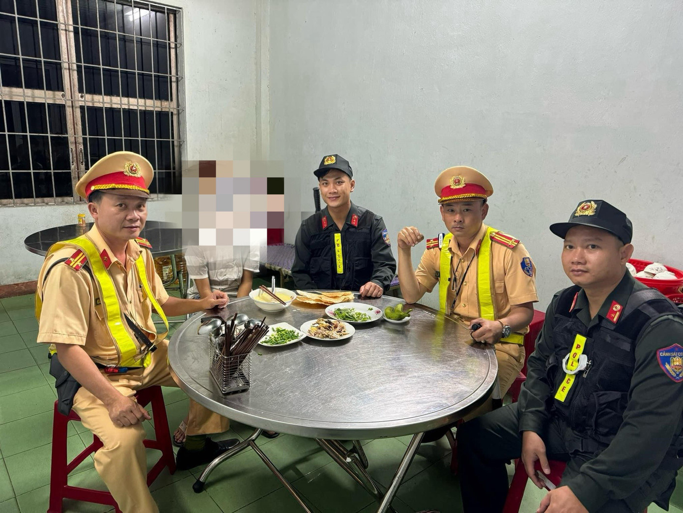 Tổ công tác đã cho cháu ăn uống và liên hệ với gia đình. Công an phường Thủy Lương đã vào đón cháu về. Ảnh: Công an tỉnh Quảng Ngãi