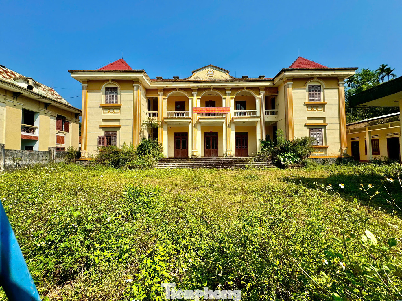 Sau khi sáp nhập, tất cả tài sản của huyện Tây Trà (cũ) được bàn giao cho huyện Trà Bồng quản lý, gồm hàng chục khu nhà công vụ, với tổng diện tích đất sử dụng hơn 589 nghìn m2, tổng giá trị hơn 516 tỷ đồng... Ảnh: Nguyễn Ngọc