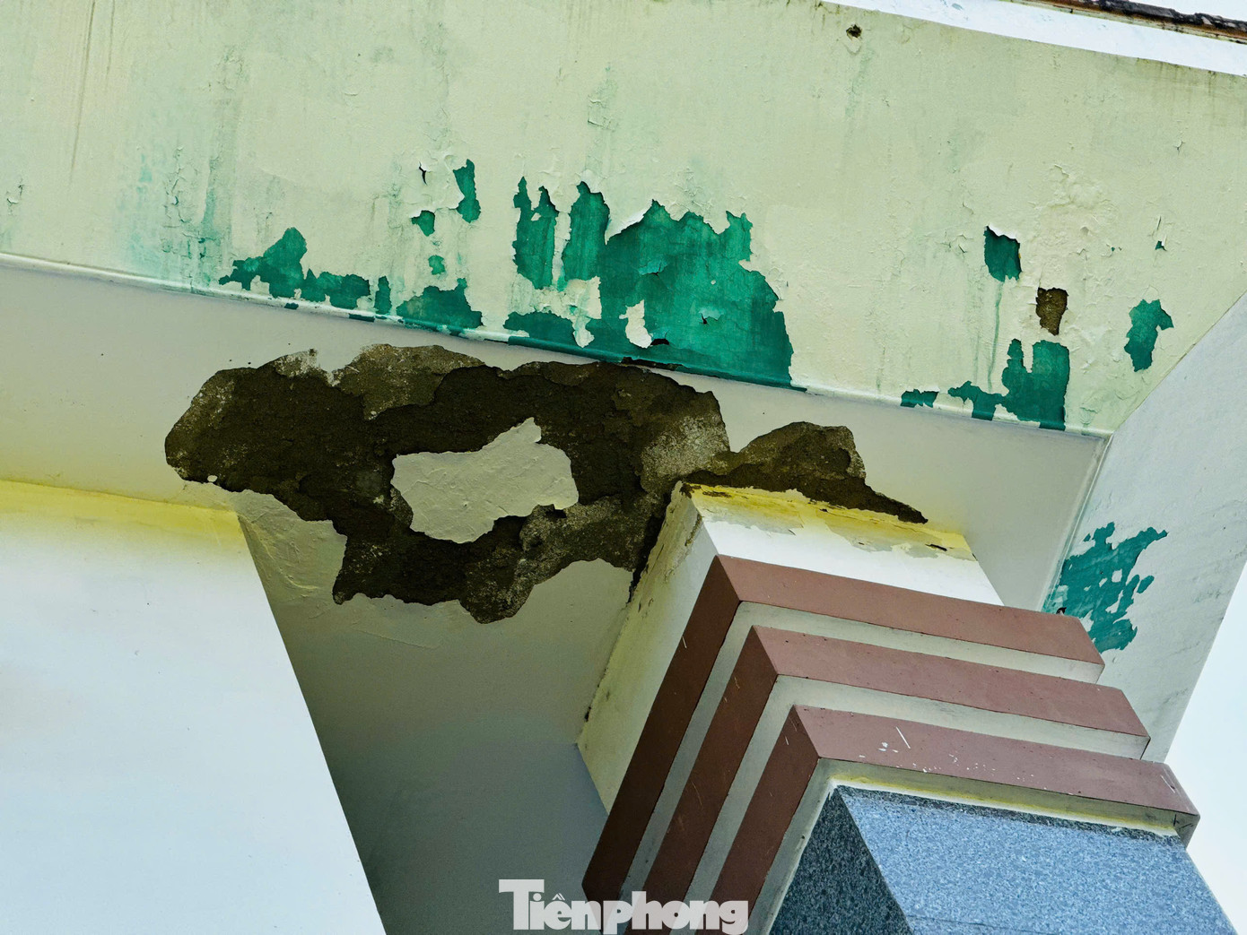 Đến nay đã tròn 5 năm sáp nhập hiện chỉ có một số trụ sở như: Huyện ủy Tây Trà (cũ), trụ sở của Mặt trận và các hội đoàn thể… được bàn giao cho một đơn vị sử dụng. Số còn lại không được sử dụng, quản lý nên đã xuống cấp trầm trọng. Ảnh: Nguyễn Ngọc