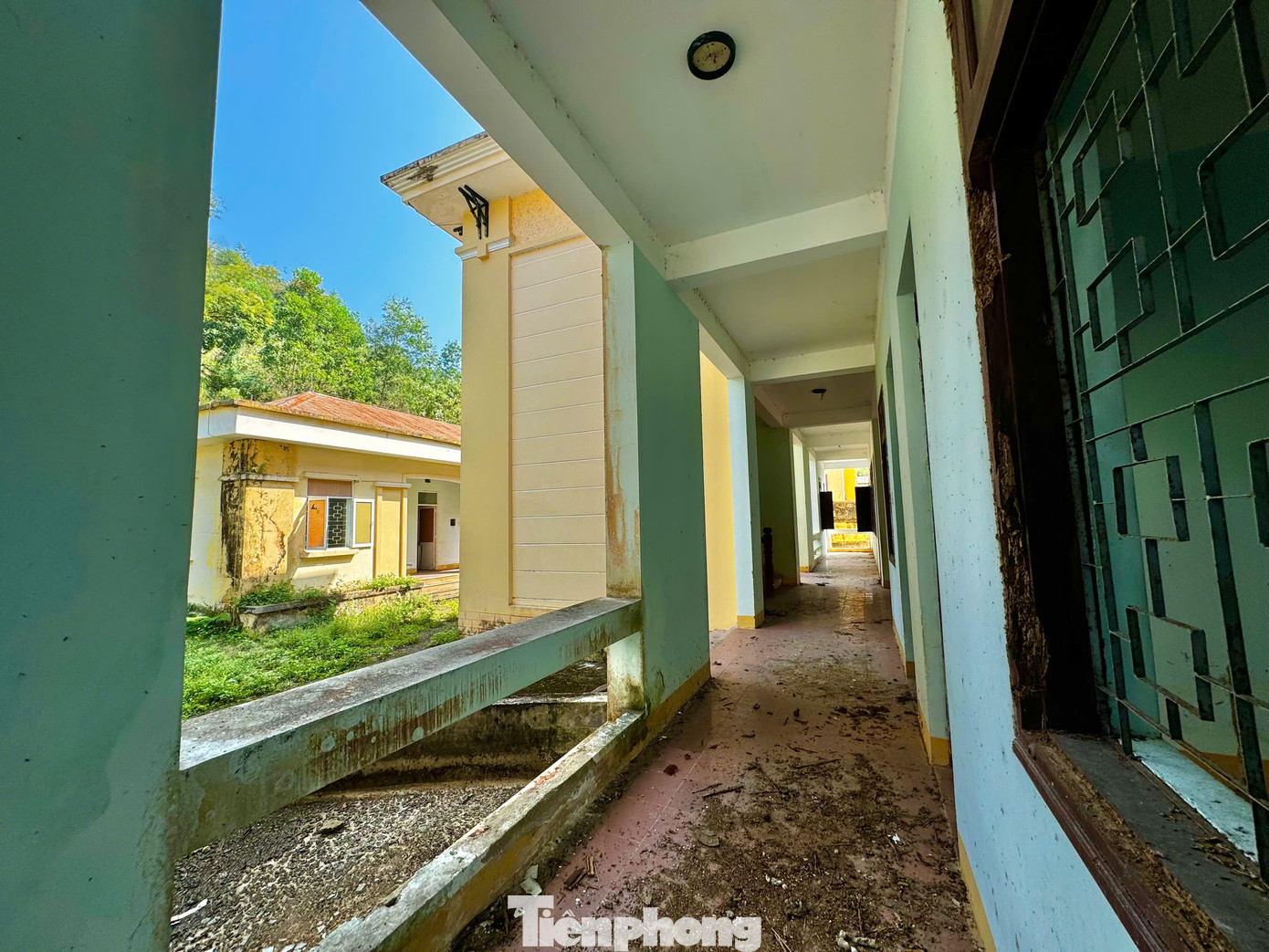 Tuy cố gắng giải quyết nhưng lãnh đạo huyện Trà Bồng thừa nhận thực tế vẫn không sử dụng hết được công năng bởi các khối nhà này rất rộng. Đối với nhóm tài sản thuộc cơ quan thuộc ngành dọc, huyện đã có ý kiến với các cơ quan ngành dọc để xử lý. Ảnh: Nguyễn Ngọc