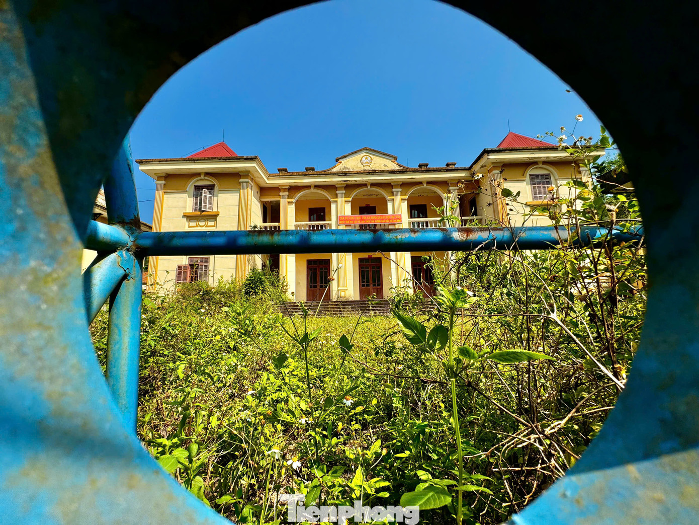 Theo ghi nhận của PV, do bị bỏ hoang quá lâu, nhiều trụ sở đã bị dột nát, vách tường bong tróc, hoang tàn, nhếch nhác… cỏ dại mọc um tùm. Ảnh: Nguyễn Ngọc