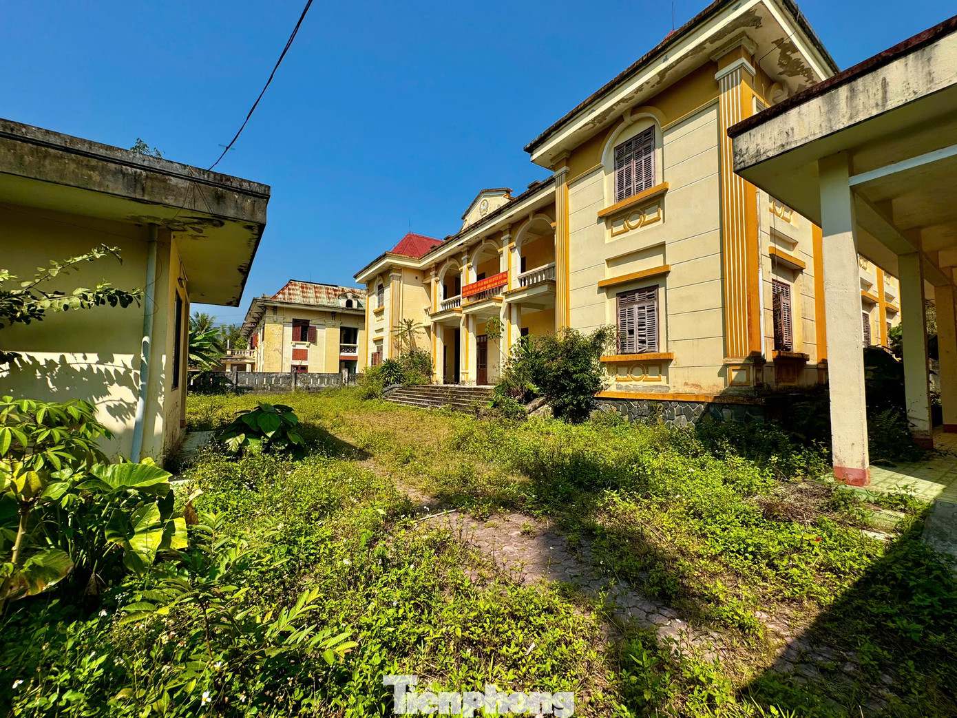 Nằm sát bên, trụ sở của Tòa án nhân dân huyện Tây Trà (cũ) cũng rơi vào cảnh hoang tàn. Đi sâu vào bên trong là hình ảnh u ám, nhếch nhác… Ảnh: Nguyễn Ngọc