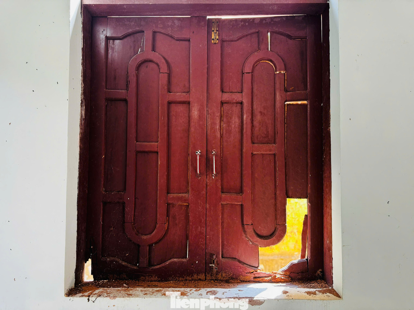 Đến nay đã tròn 5 năm sáp nhập hiện chỉ có một số trụ sở như: Huyện ủy Tây Trà (cũ), trụ sở của Mặt trận và các hội đoàn thể… được bàn giao cho một đơn vị sử dụng. Số còn lại không được sử dụng, quản lý nên đã xuống cấp trầm trọng. Ảnh: Nguyễn Ngọc