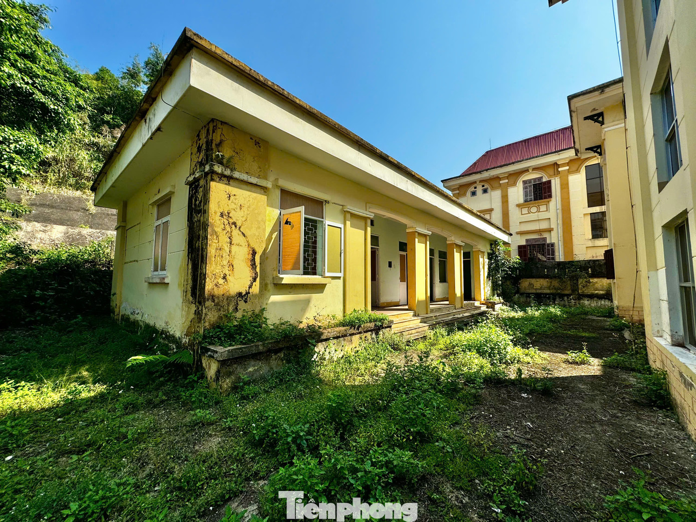 Sau khi sáp nhập, tất cả tài sản của huyện Tây Trà (cũ) được bàn giao cho huyện Trà Bồng quản lý, gồm hàng chục khu nhà công vụ, với tổng diện tích đất sử dụng hơn 589 nghìn m2, tổng giá trị hơn 516 tỷ đồng... Ảnh: Nguyễn Ngọc