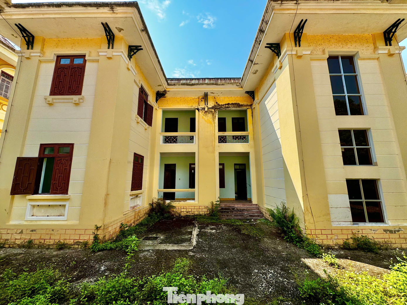 Sau khi sáp nhập, tất cả tài sản của huyện Tây Trà (cũ) được bàn giao cho huyện Trà Bồng quản lý, gồm hàng chục khu nhà công vụ, với tổng diện tích đất sử dụng hơn 589 nghìn m2, tổng giá trị hơn 516 tỷ đồng... Ảnh: Nguyễn Ngọc