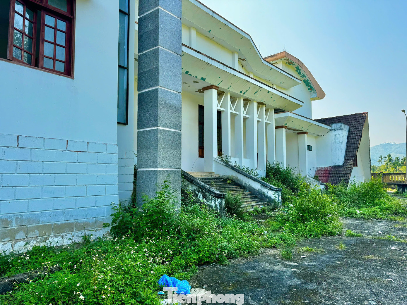 Từ chỗ là bộ mặt của trung tâm huyện lỵ Tây Trà (cũ) thì giờ nhiều trụ sở phải "cửa đóng then cài”, gây mất mỹ quan. Sự hoang tàn của các trụ sở sau sáp nhập cũng kéo theo sự lãng phí rất lớn. Ảnh: Nguyễn Ngọc