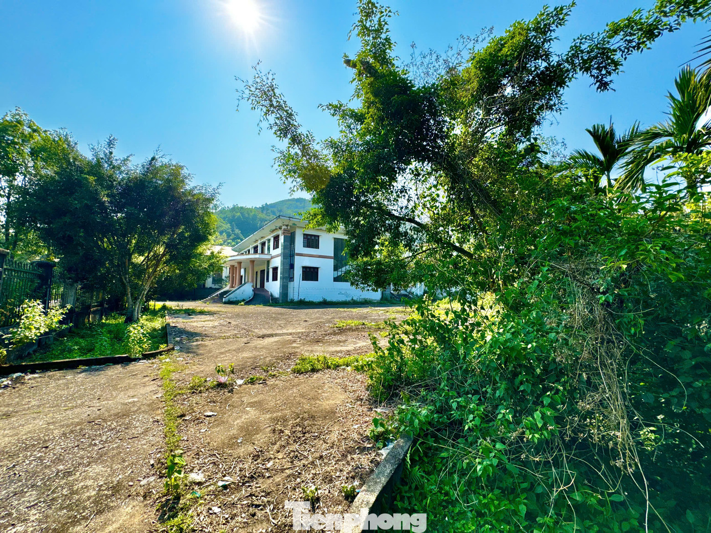 Từ chỗ là bộ mặt của trung tâm huyện lỵ Tây Trà (cũ) thì giờ nhiều trụ sở phải "cửa đóng then cài”, gây mất mỹ quan. Sự hoang tàn của các trụ sở sau sáp nhập cũng kéo theo sự lãng phí rất lớn. Ảnh: Nguyễn Ngọc